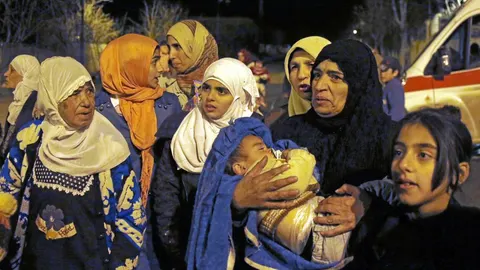 El grito de Madaya. Mujeres se acercan a los camiones de MSF para conseguir alimentos