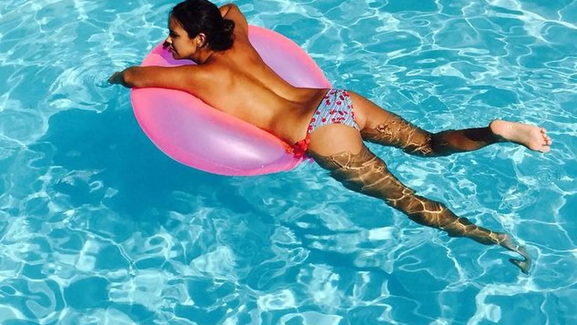 Cristina Pedroche recibe el verano con un topless