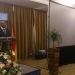 Momento en el que el embajador sudafricano Lulama Smuts Ngonyama escucha la interpretación de los himnos de España y de Sudáfrica.