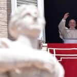 El Papa durante el Ángelus en la Plaza de San Pedro