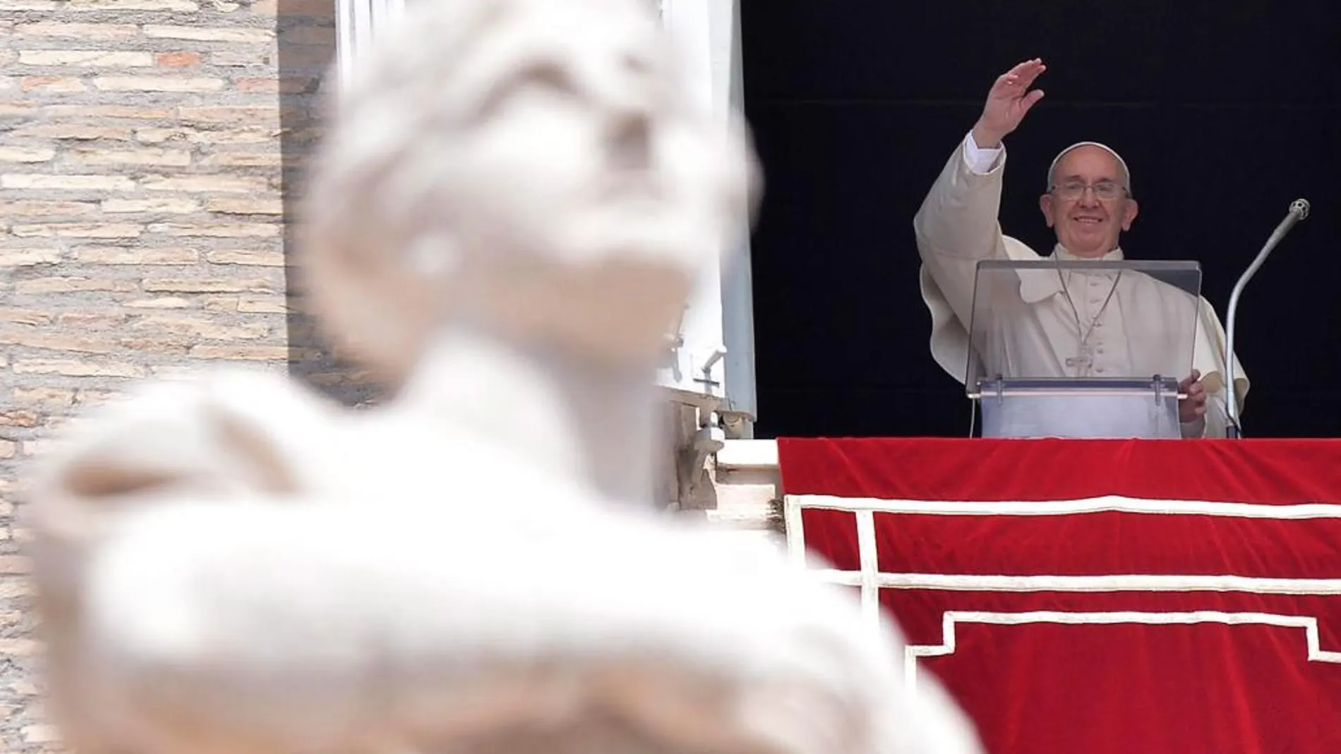 El Papa durante el Ángelus en la Plaza de San Pedro