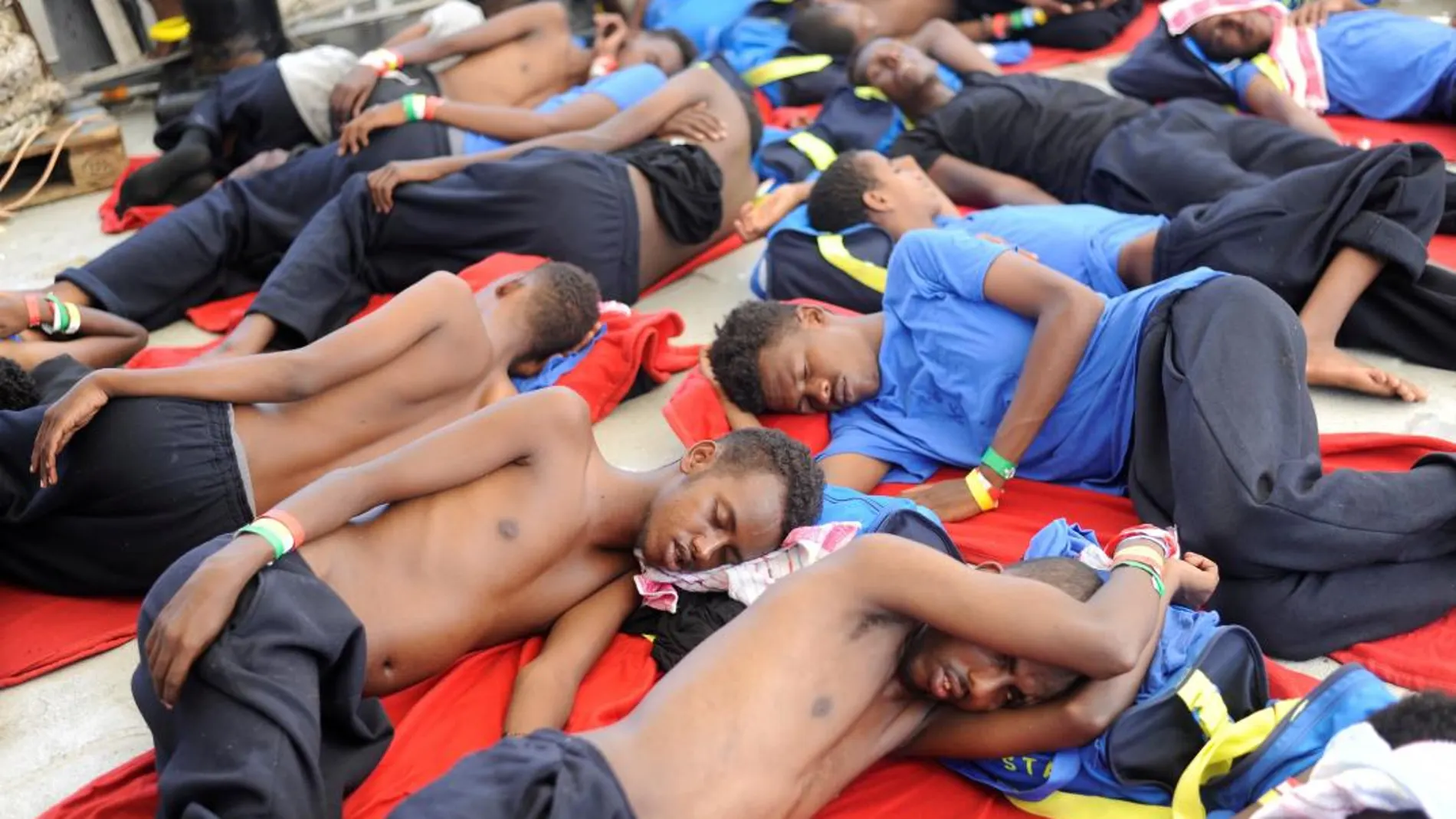 Inmigrantes descansan a bordo del Aquarius / Foto: Reuters/ Guglielmo Mangiapane