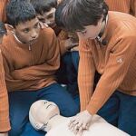 Los niños aprenden primeros auxilios en el colegio