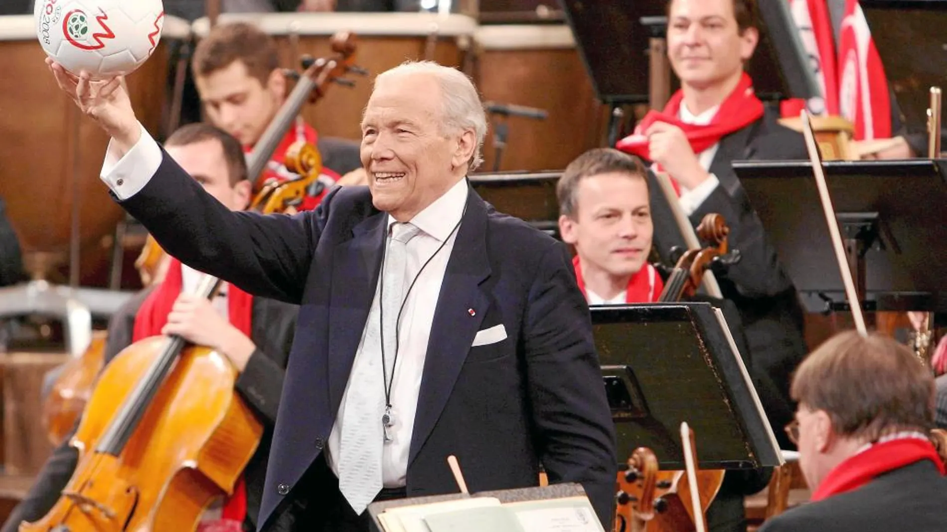 Prêtre en 2008, durante el Concierto de Año Nuevo, sosteniendo un balón de fútbol