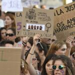La convocatoria de una protesta contra los violadores de «la Manada» supuso una multa de 700 euros para dos activistas / Foto: Manuel Olmedo