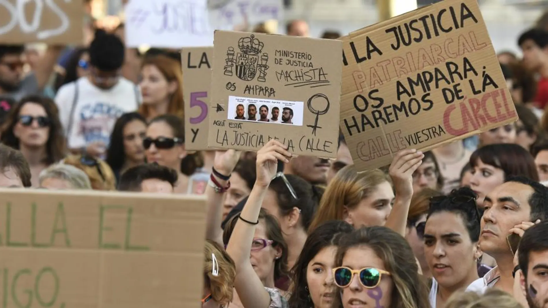 La convocatoria de una protesta contra los violadores de «la Manada» supuso una multa de 700 euros para dos activistas / Foto: Manuel Olmedo