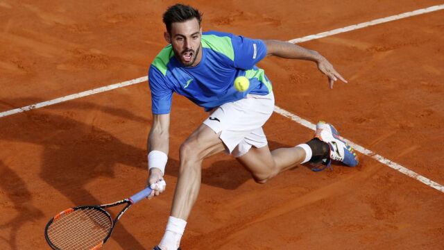 El tenista español Marcel Granollers devuelve la bola al belga David Goffin durante el partido