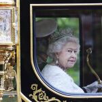 Fotografía de archivo del pasado 4 de junio de 2014 que muestra a la reina Isabel II de Inglaterra a su salida del palacio de Buckingham en Londres