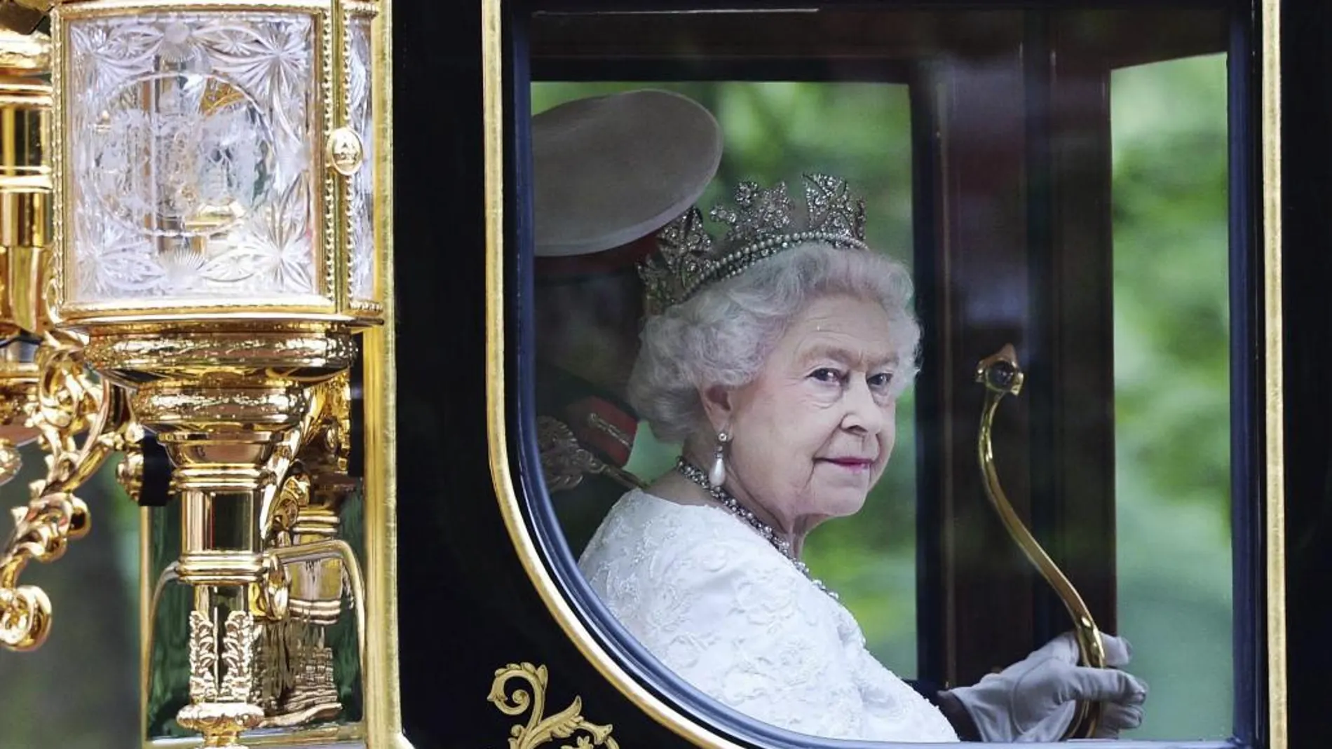 Fotografía de archivo del pasado 4 de junio de 2014 que muestra a la reina Isabel II de Inglaterra a su salida del palacio de Buckingham en Londres