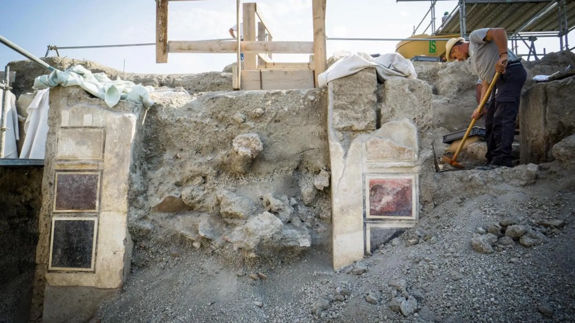 Arqueólogos excavan en el área del Regio V en el yacimiento arqueológico de Pompeya. Foto: EFE/ Cesare Abbate.