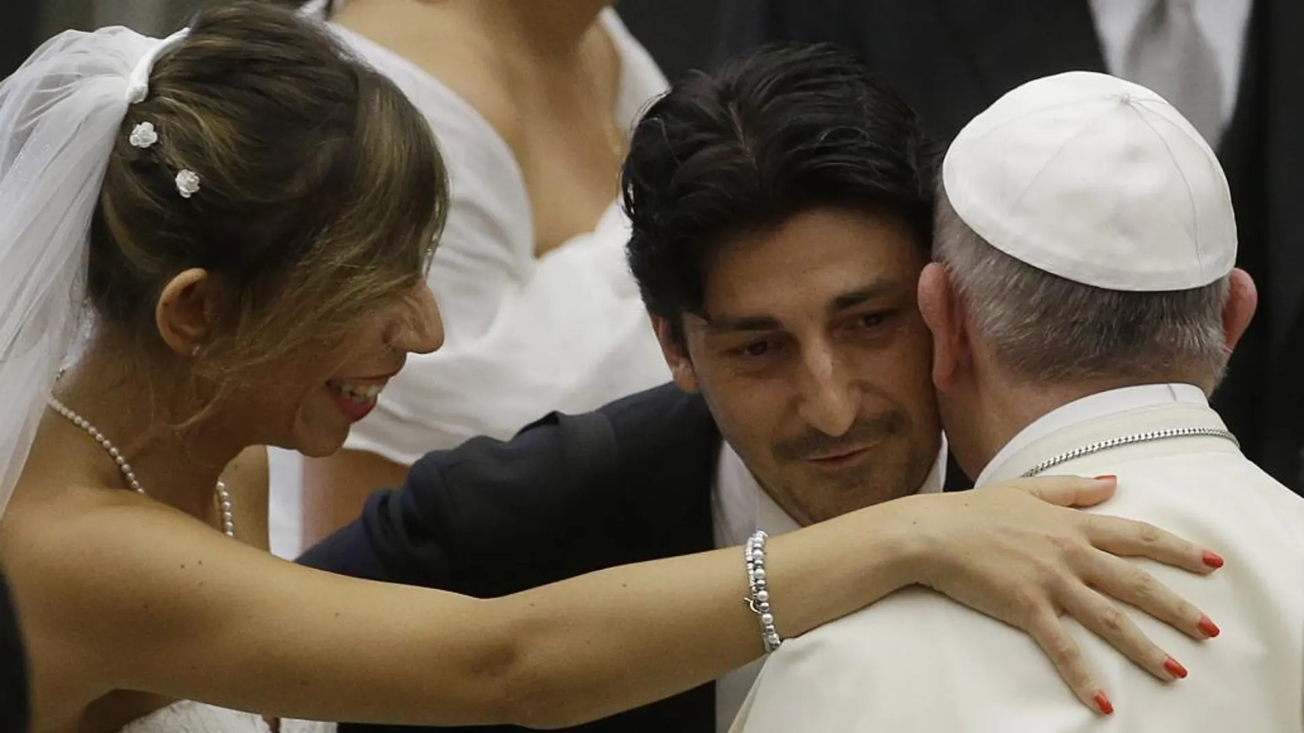 El Papa felicita a unos recién casados durante la audiencia de hoy en el Vaticano