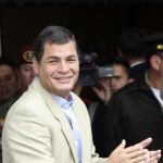 Correa emula a Chávez y amenaza con cerrar una televisión crítica