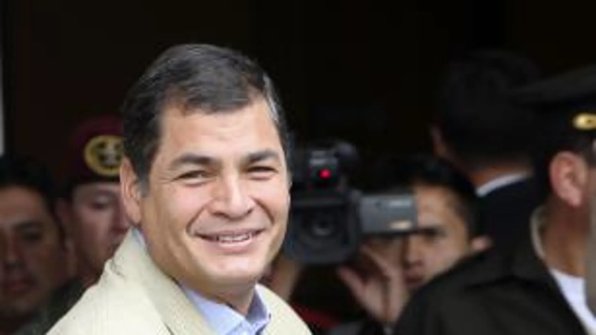 Correa emula a Chávez y amenaza con cerrar una televisión crítica