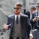 El capitán del Real Madrid, Sergio Ramos, a su llegada al hotel de concentración del equipo en Milán