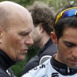 Bjarne Riis junto al ciclista Alberto Contador