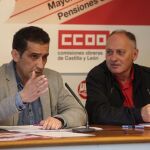 El secretario regional de CCOO, Vicente Andrés, contesta a las preguntas de los periodistas, en presencia del líder «ugetista», Faustino Temprano