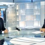 El presidente del Gobierno, con Pedro Piqueras, anoche, durante la entrevista en Telecinco