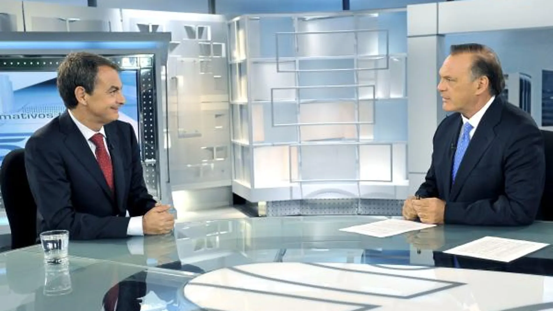 El presidente del Gobierno, con Pedro Piqueras, anoche, durante la entrevista en Telecinco