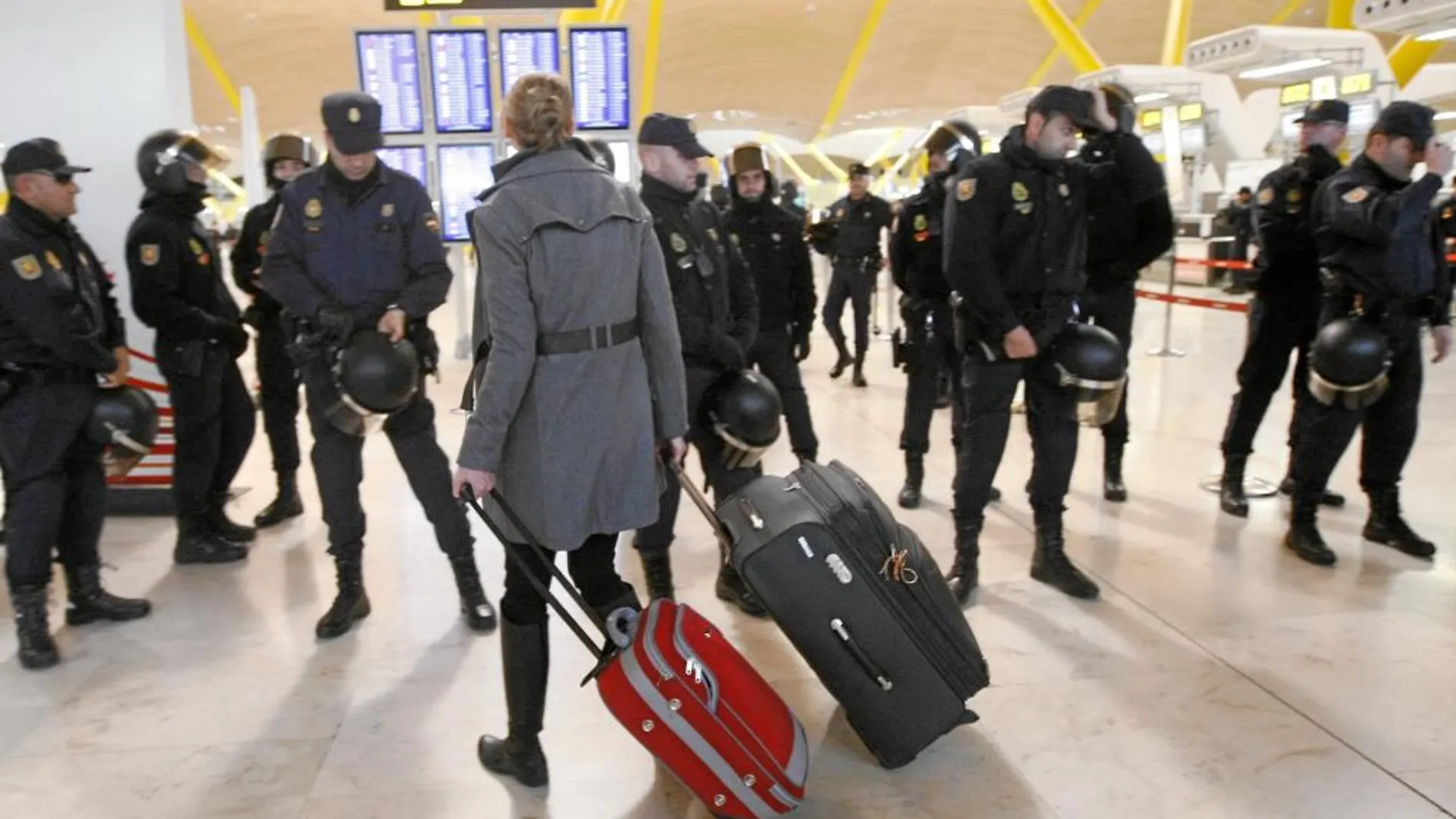 La Policía se desplegó ayer en el aeropuerto de Barajas, donde se registraron algunos incidentes a media mañana con trabajadores de Iberia