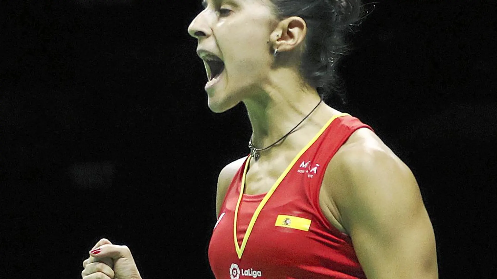 Carolina Marín celebra uno de los puntos que logró en cuartos de final ante la india Saina Nahwal / Ap