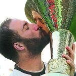 Gonzalo Higuain celebra el título