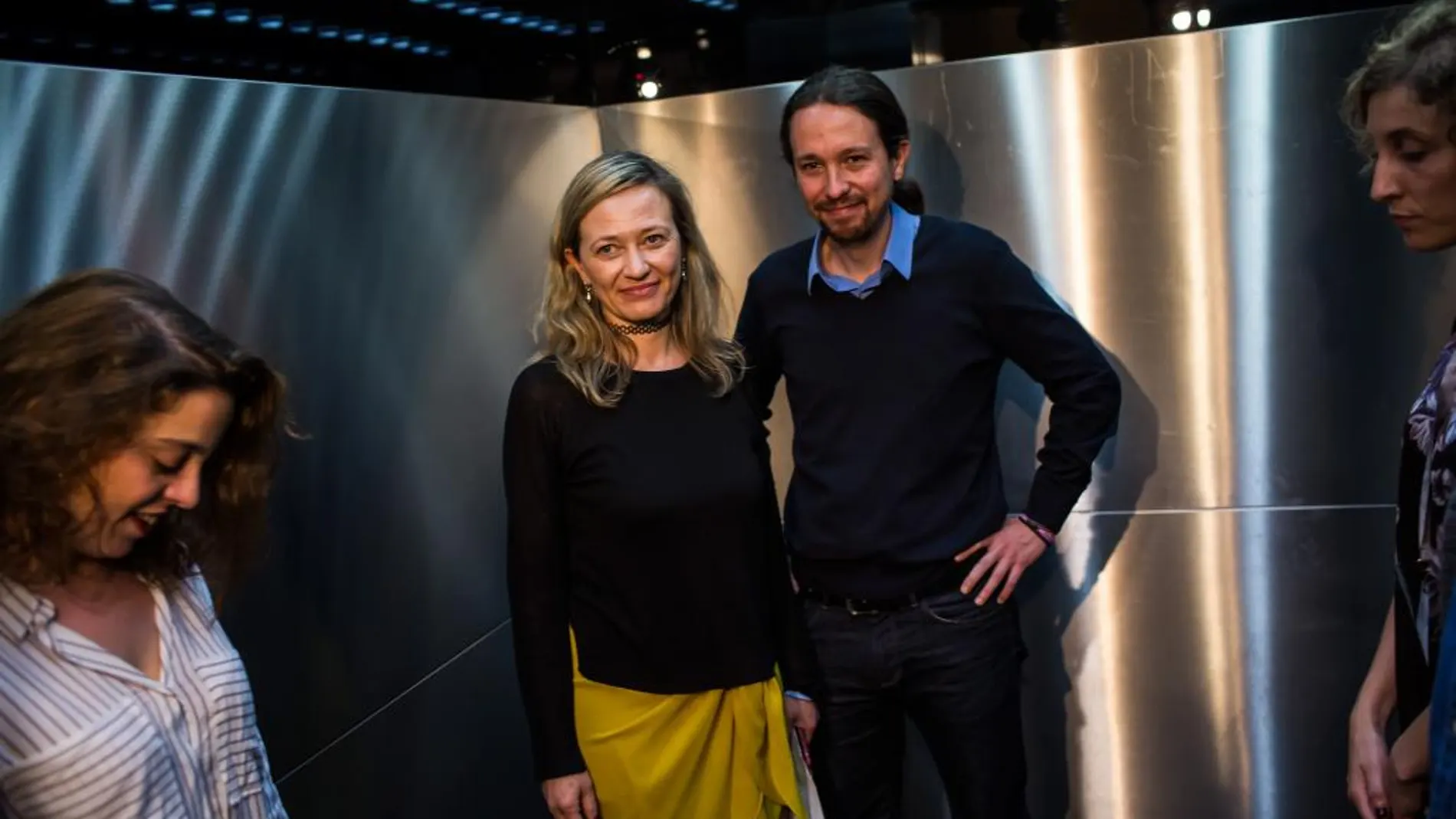 La juez Victoria Rosell con Pablo Iglesias al presentar hoy su renuncia