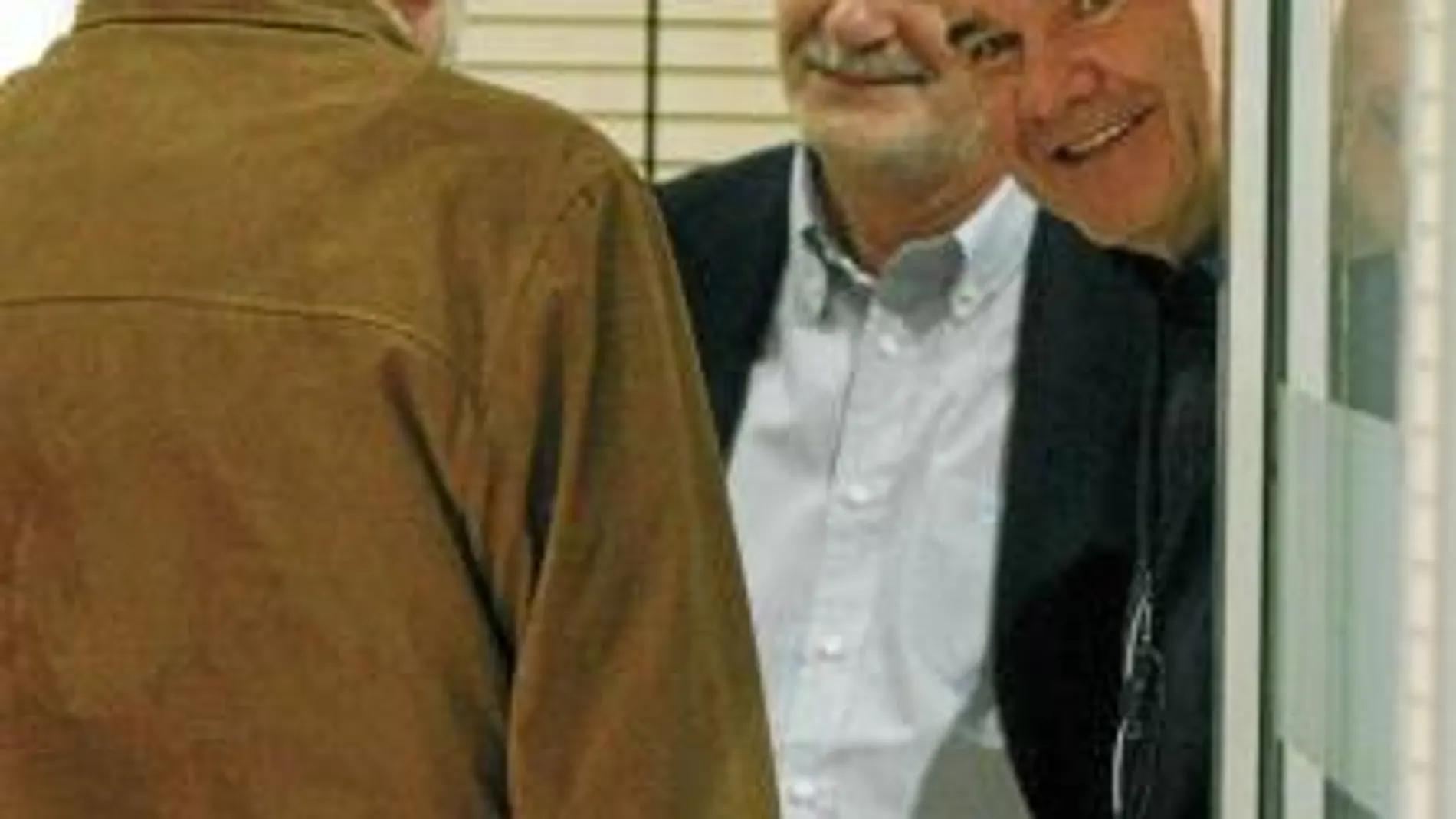Griñán, junto a Chaves, ayer, en Madrid, durante el Comité Federal del PSOE