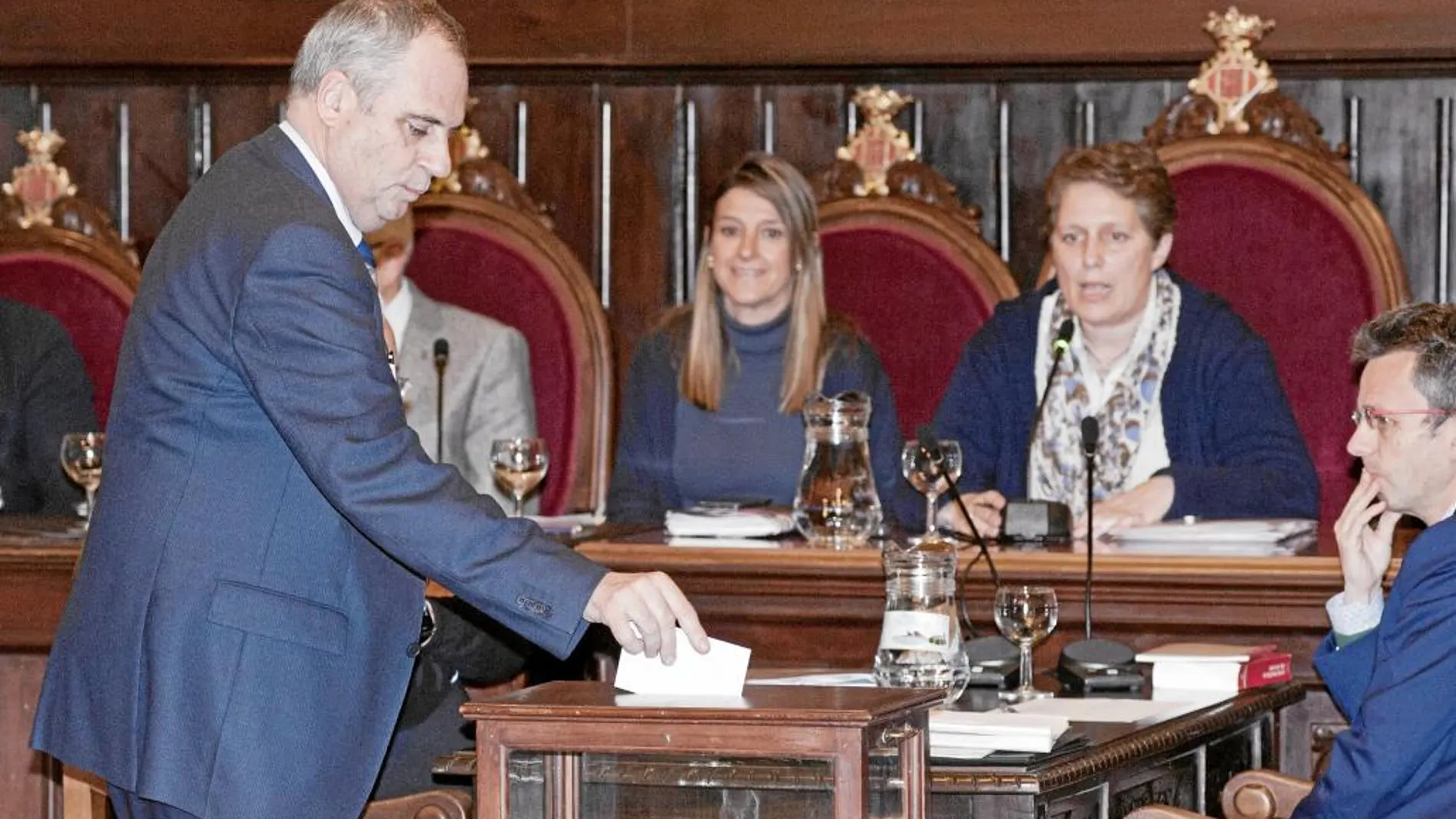 Ballesta tomó ayer posesión como alcalde de Girona tras repetir el acto por un defecto de forma