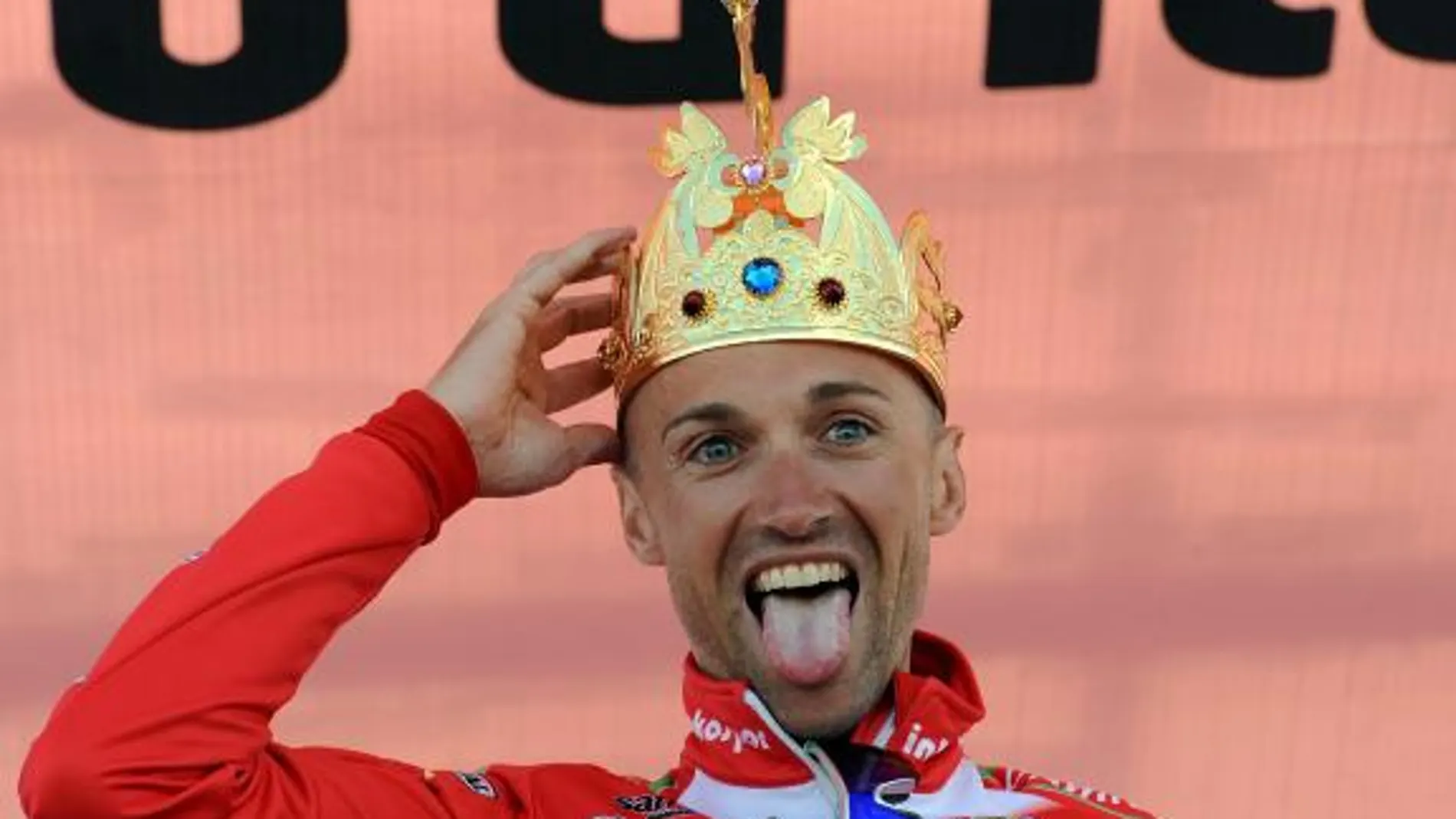 El italiano Stefano Garzelli (Acqua e Sapone) celebra en el podio tras lograr la victoria de la decimosexta etapa del Giro