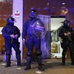 Los mossos en la puerta del "banco expropiado"