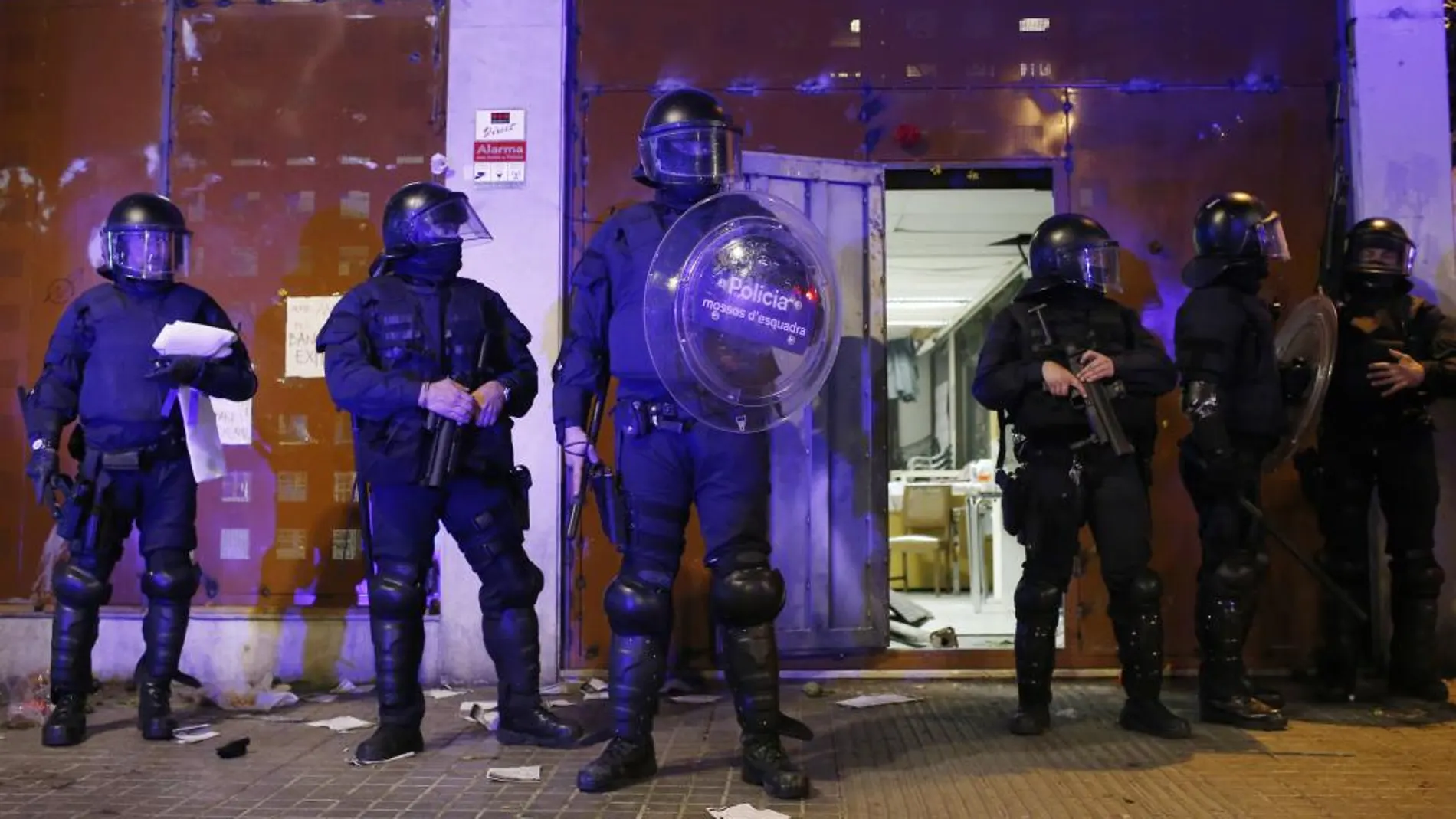 Los mossos en la puerta del "banco expropiado"