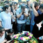 Familiares del teniente coronel del Ejército israelí Dov Harari lloran durante el funeral del militar asesinado, ayer, en la ciudad de Netanya