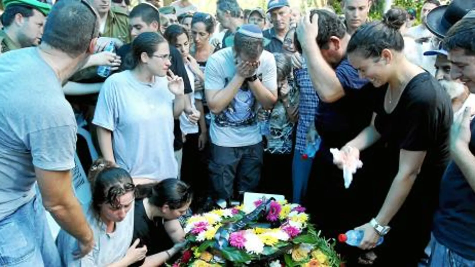 Familiares del teniente coronel del Ejército israelí Dov Harari lloran durante el funeral del militar asesinado, ayer, en la ciudad de Netanya