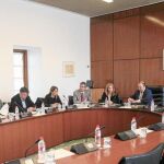 Los integrantes de la comisión de investigación sobre formación creada en el Parlamento andaluz, durante la sesión de trabajo de ayer