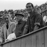 Pablo Picasso acompañado de Jean Cocteau y Luis Miguel Dominguín en una corrida de toros en Francia