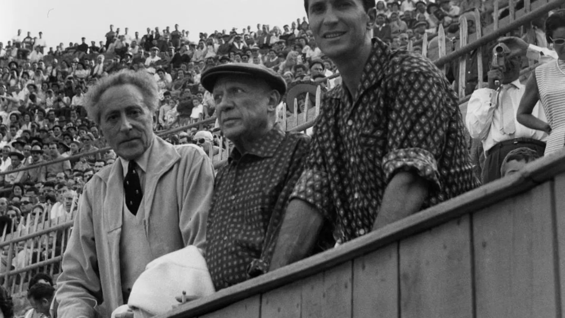 Pablo Picasso acompañado de Jean Cocteau y Luis Miguel Dominguín en una corrida de toros en Francia
