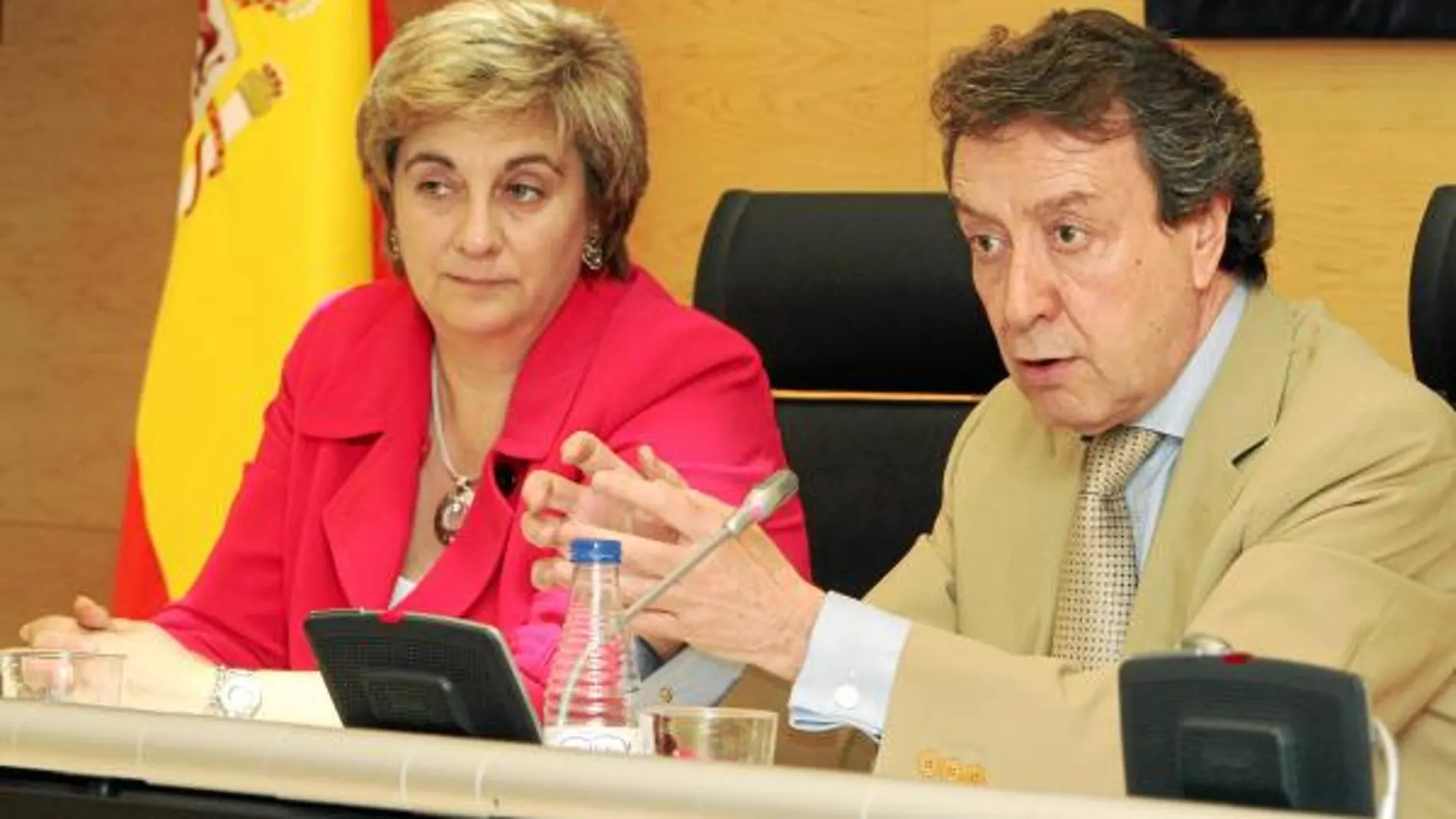 El consejero de la Presidencia, José Antonio de Santiago, junto a la vicepresidenta primera, María Jesús Ruiz