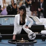 Chanel invita al mundo del espectáculo a jugar en su casino de alta costura