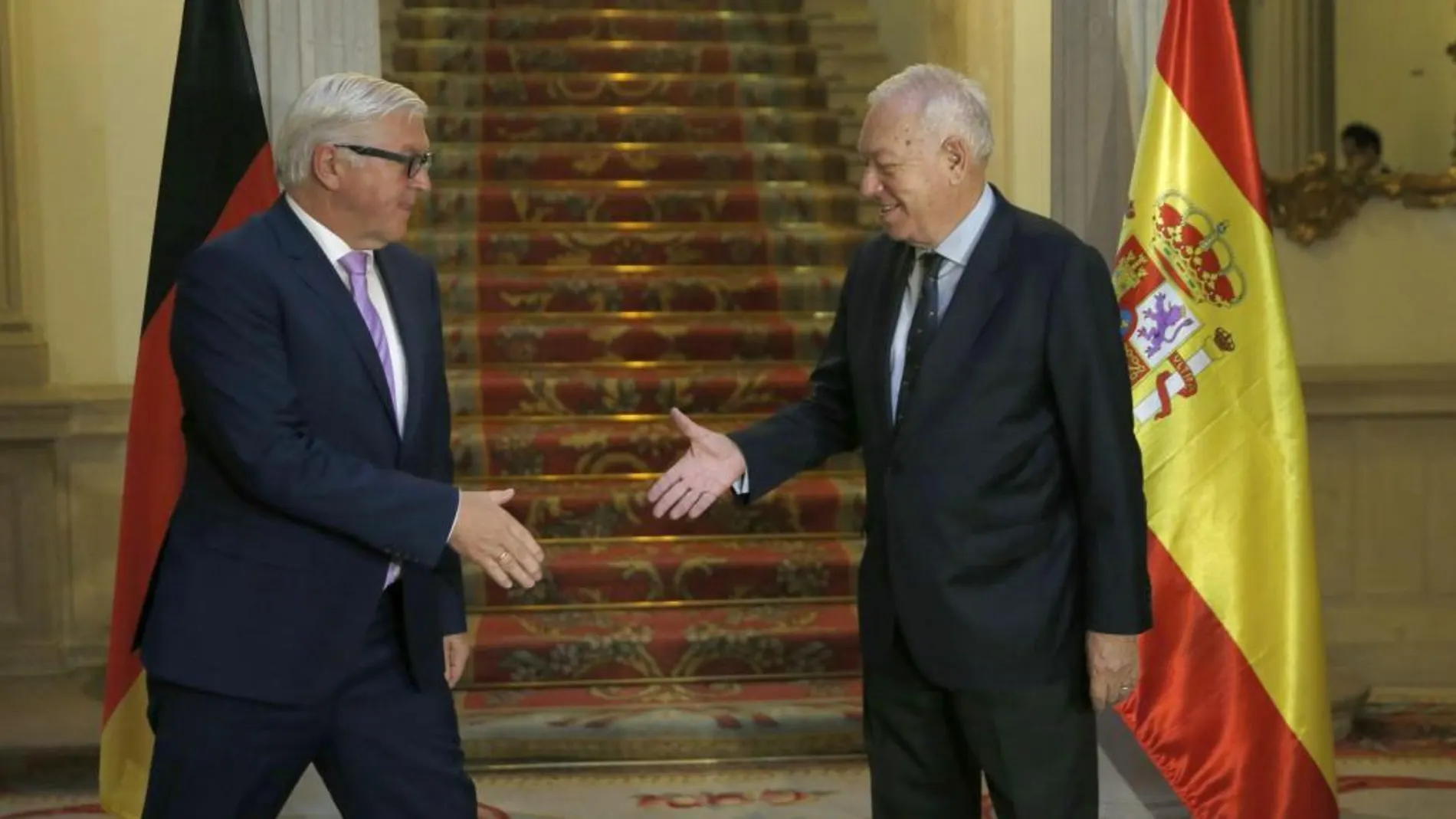 El ministro de Asuntos Exteriores y Cooperación, José Manuel García-Margallo (d), y su homólogo alemán, Frank-Walter Steinmeier (i), momentos antes de la reunión que han mantenido esta mañana.