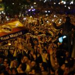 Aficionados del Real Madrid celebran la consecución de la Liga de Campeones en la madrileña plaza de Cibeles,