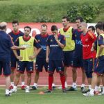 Del Bosque habla con los jugadores durante el entrenamiento