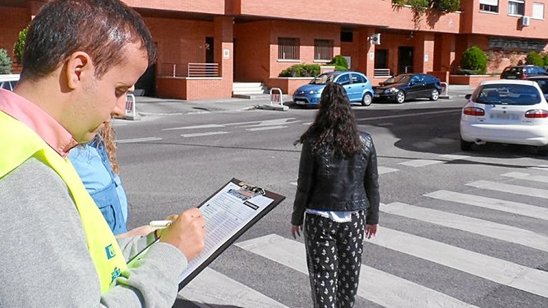 Los cooperantes viales observarán los hábitos de los padres y alumnos a su llegada y salida del centro