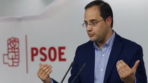 César Luena, durante la rueda de prensa que ha ofrecido en la sede de Ferraz.