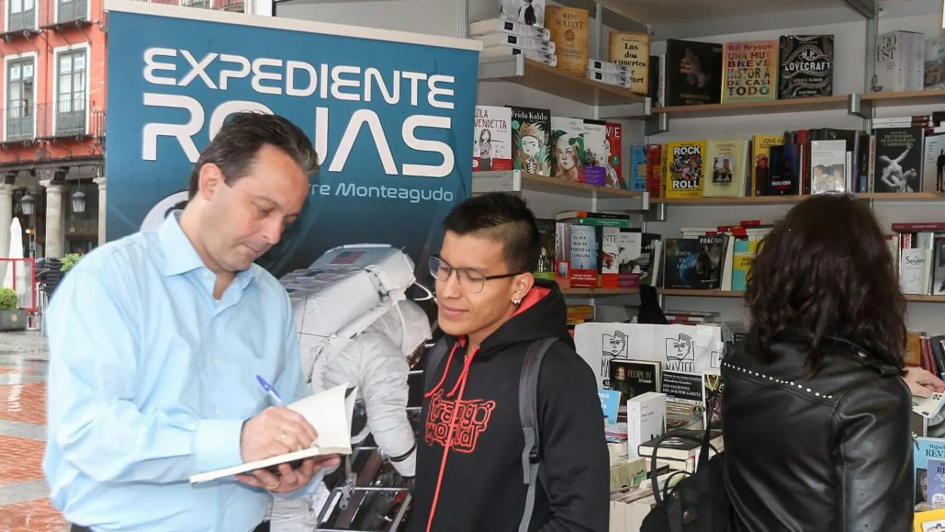 Pierre Monteagudo firma un ejemplar en la caseta de la librería Maxtor en Valladolid