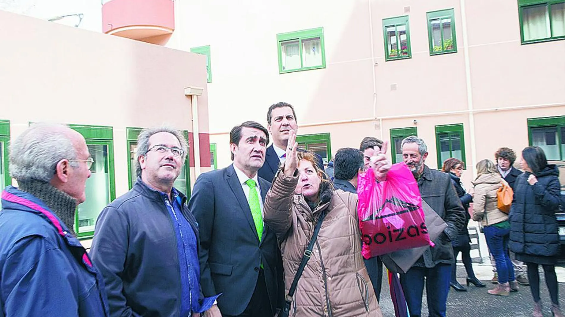 Suárez-Quiñones visita las viviendas rehabilitadas de la Obra Sindical de Zamora junto a Francisco Guarido y De Castro