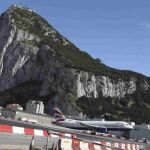Un avión despega en el aeropuerto de Gibraltar.