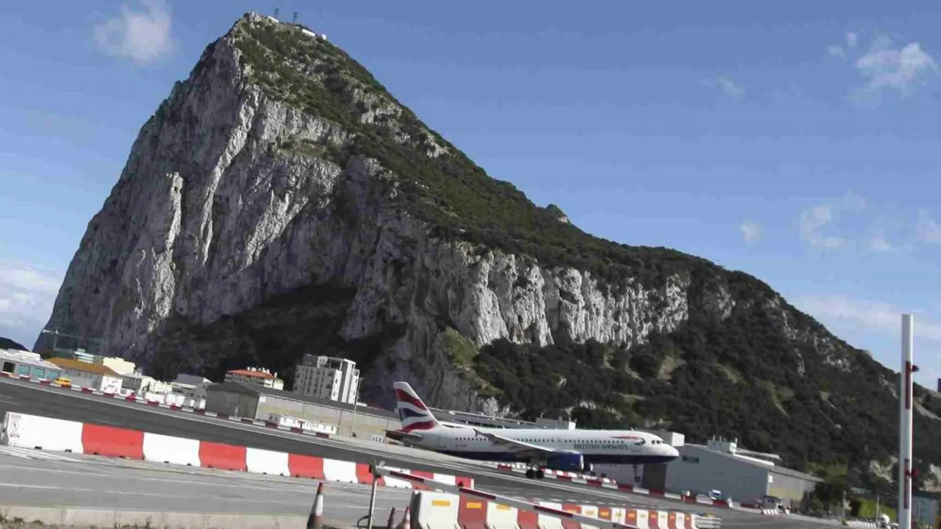 Un avión despega en el aeropuerto de Gibraltar.