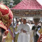 El Papa Francisco y el catholicós Karekin II, tras participar en la Divina Liturgia en la catedral apostólica armenia de Echmiadzín
