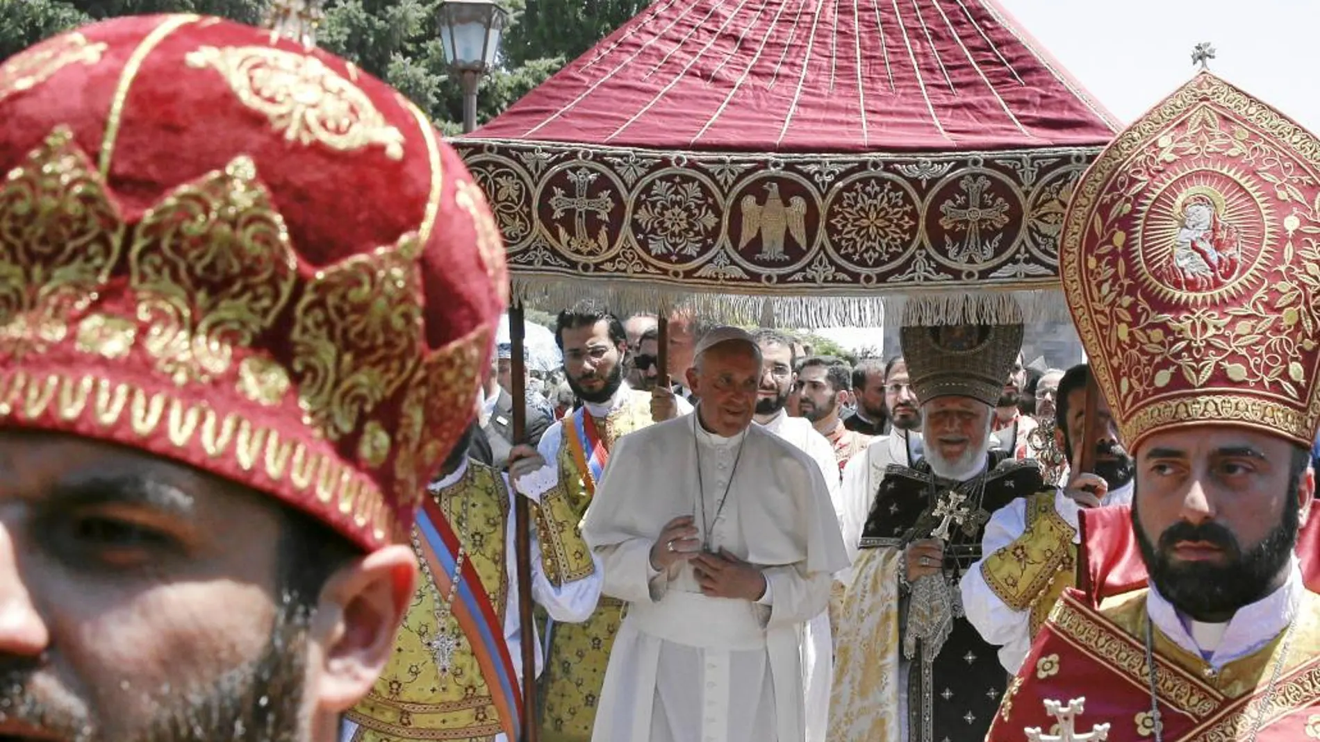 El Papa Francisco y el catholicós Karekin II, tras participar en la Divina Liturgia en la catedral apostólica armenia de Echmiadzín
