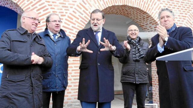 Mariano Rajoy y Juan Vicente Herrera, junto al alcalde de Olmedo, Alfonso Centeno, el presidente del PP de Valladolid, Ramiro Ruiz Medrano, y el cabeza de lista al Congreso, Tomás Burgos